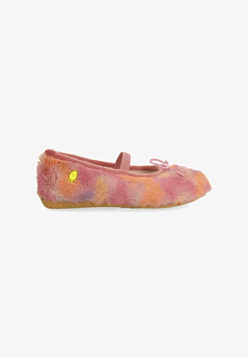 Pantuflas difusas en rosa y naranja con un diseño plano, punta redondeada, tira elástica y un pequeño detalle de un pollito amarillo en el costado.