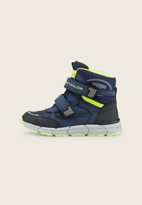 Navyblauwe high-top sportschoenen met twee klittenbandsluitingen, grijze buitenzool en heldere neon groene accenten op de kraag en zijkant. Gestructureerd materiaal.