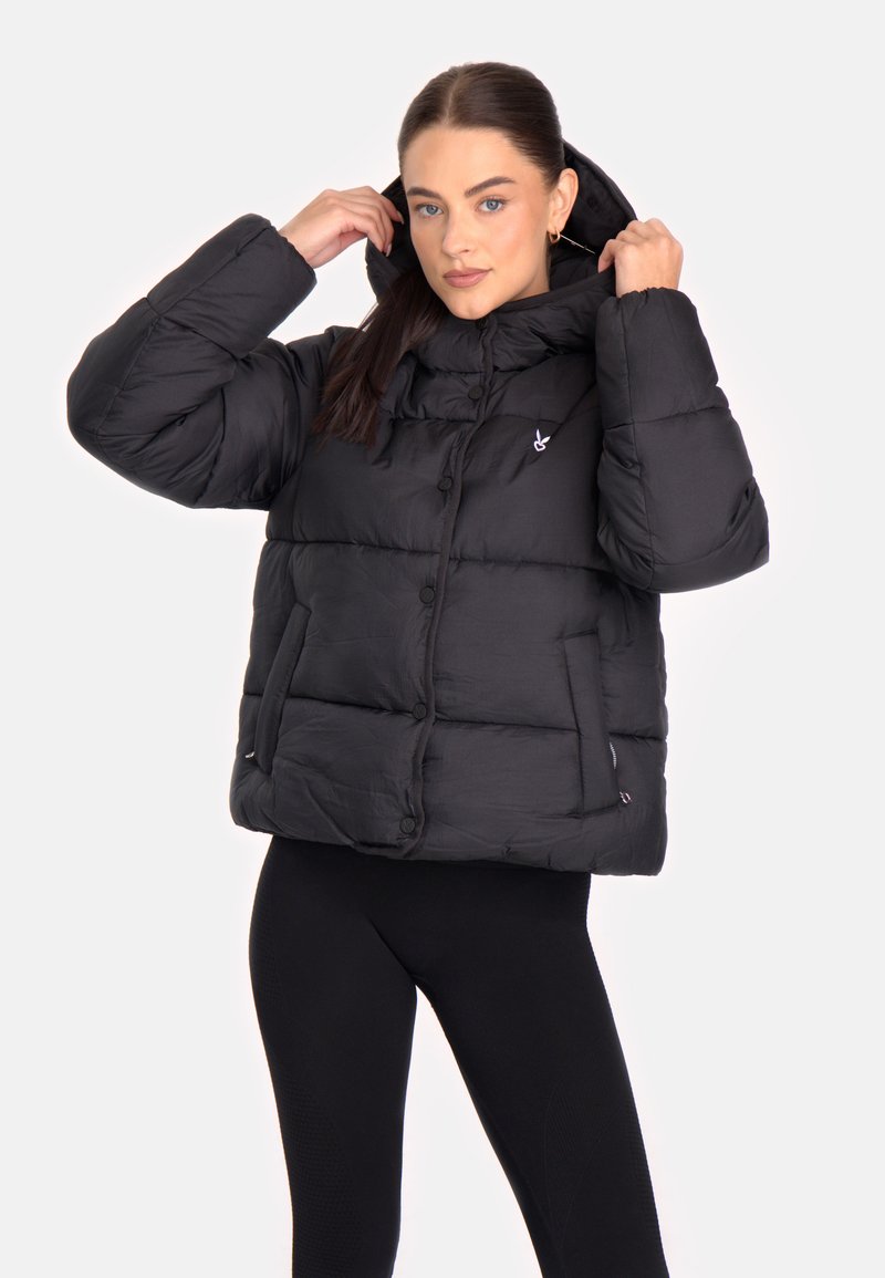Giubbotto puffo nero con cappuccio, caratterizzato da un design trapuntato, chiusura con bottoni e tasche laterali. Realizzato in un materiale liscio e leggero.