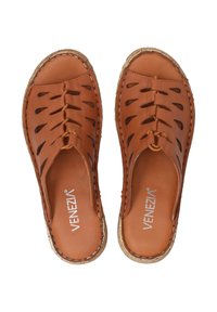 Brune læder slip-on sko med udskæringsdetaljer, vævede kanter og en tekstureret sål. Brandlogoet er synligt på indersålerne.