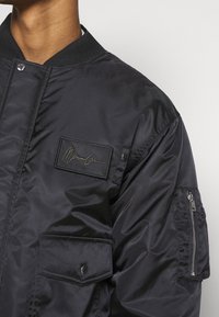 Mennace Bomberjacka - black