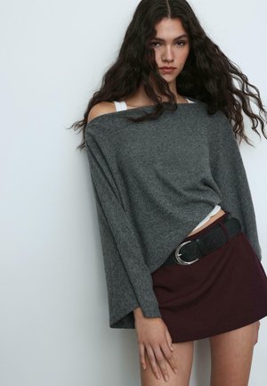 - Bluzka z długim rękawem