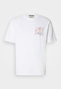 Λευκό βαμβακερό T-shirt με στρογγυλή λαιμόκοψη. Διαθέτει πολύχρωμο γραφικό σχέδιο κειμένου στη αριστερή πλευρά. Κοντά μανίκια και άνετη εφαρμογή.