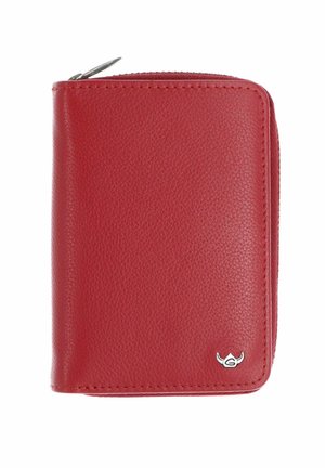 Portefeuille rouge en cuir avec fermeture éclair autour, surface texturée et petit logo argenté dans le coin inférieur droit.