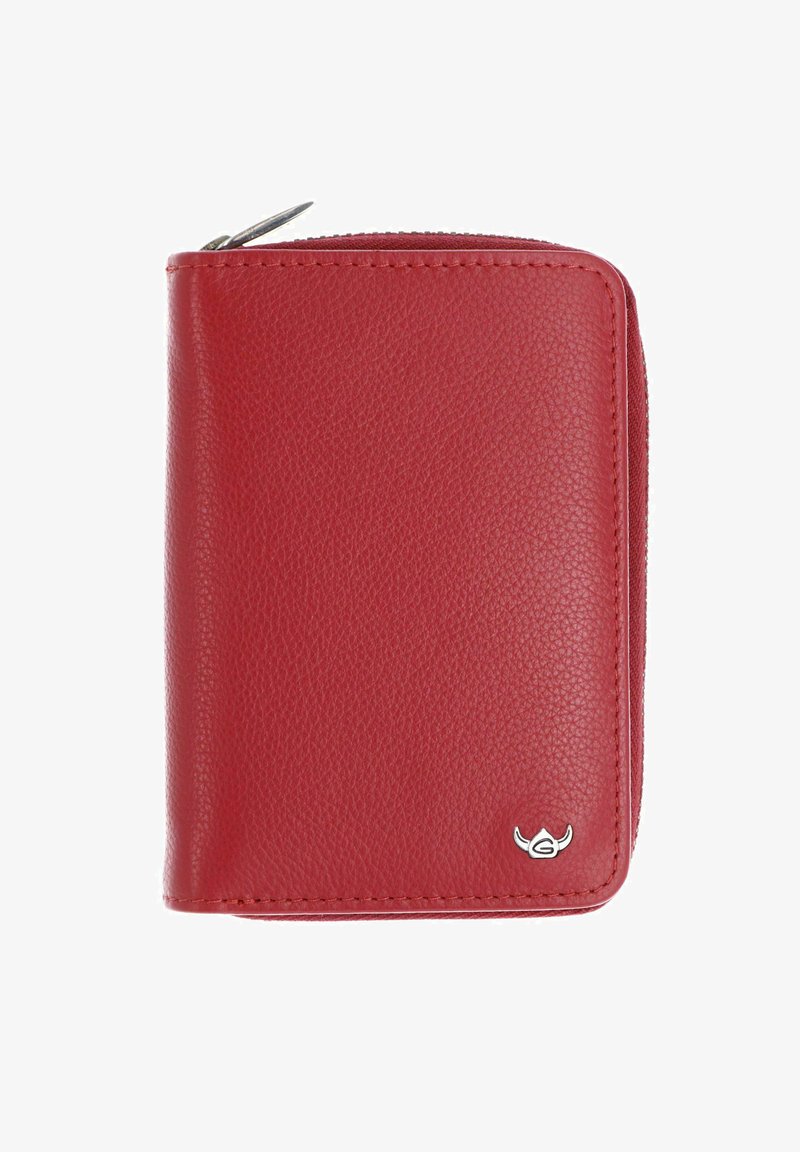 Portefeuille rouge en cuir avec fermeture éclair autour, surface texturée et petit logo argenté dans le coin inférieur droit.