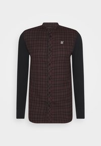 Camicia a maniche lunghe con una parte anteriore a quadri bordeaux, maniche nere, design con bottoni e un piccolo logo ricamato sul petto.