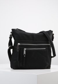 Borsa a tracolla in pelle nera con una finitura textured, dotata di una zip superiore, tasca frontale con zip e tracolla regolabile.