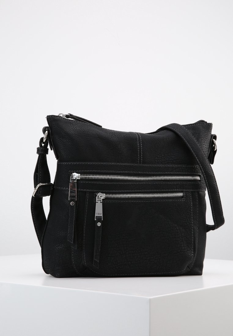 Borsa a tracolla in pelle nera con una finitura textured, dotata di una zip superiore, tasca frontale con zip e tracolla regolabile.