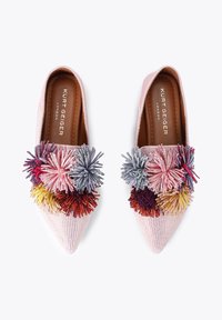 Roze instapschoenen met kralen en een spitse neus, voorzien van meerkleurige bloemrijke versieringen in diverse texturen en vormen.