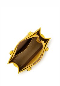 Sac à main en cuir jaune avec fermeture éclair, deux compartiments intérieurs et une doublure brune texturée. Comprend des poignées doubles et des accessoires en métal doré.
