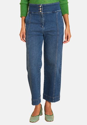 Hoch taillierte blaue Jeans aus Denim mit weitem Bein, ausgestattet mit einem Drei-Knopf-Verschluss, vorderen Nähten und markanten Bündchen, die ordentlich aufgerollt sind.