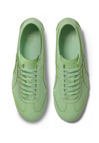 Světle zelené tenisky s hladkou texturou, mají tónové prošívání, šněrování a kulatou špičku. Logo je embosováno na jazyku.