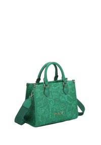 Groene lederen handtas met een reliëf patroon van reis thema's, dubbele handvatten, een afneembare schouderriem en een gouden logo accent.