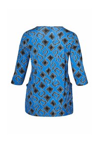 Niebieska koszula z długim rękawem w czarno-białe geometryczne kształty w kształcie diamentów, z rękawami do trzy-czwartych i bocznymi kieszeniami, pokazana z tyłu.