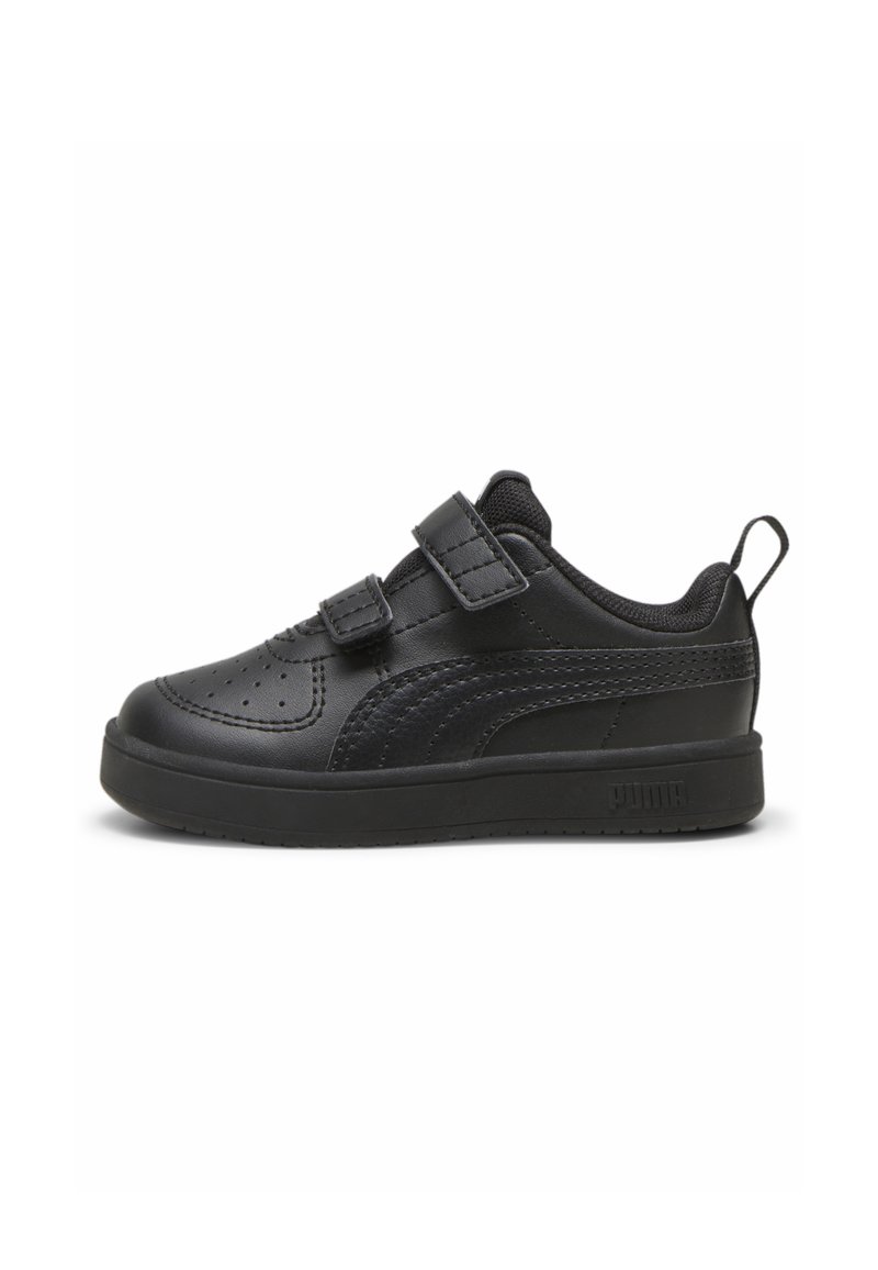 Sneaker nera in pelle con dettagli perforati, due fasce regolabili in velcro, suola in gomma e logo sul tallone per l'identificazione.