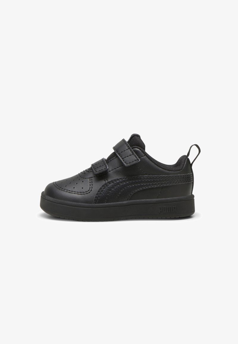 Sneaker nera in pelle con dettagli perforati, due fasce regolabili in velcro, suola in gomma e logo sul tallone per l'identificazione.