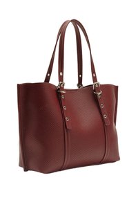 Bordowa torba tote z perforacjami, podwójnymi uchwytami, metalowymi akcentami w kolorze srebrnym i usztywnioną sylwetką. Teksturowane wykończenie z widocznymi detalami szwów.