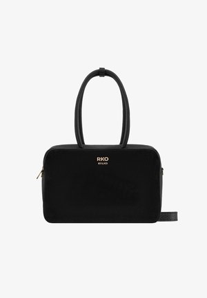 Musta ristkülikukujuline käekott kahe ümmarguse käepidemega, sile tekstuur, kullavärvi logo ees, ning tõmblukuga sulgemine koos külgaktsentiga rihmaga.