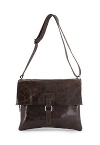 Brun læder crossbody taske med en foldet klap, metallisk spænde detalje og justerbar rem. Glat tekstur med en subtil glans.