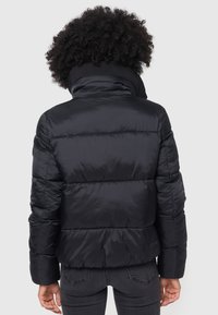 Schwarze Daunenjacke mit hohem Kragen und gesteppten Bereichen, ausgestattet mit einer glänzenden, glatten Textur und elastischen Bündchen, designed für Wärme.