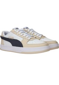 Witte en beige sneakers met een marineblauwe accent, gestructureerd leer, ronde neus, geperforeerde details en een rubberen zool.