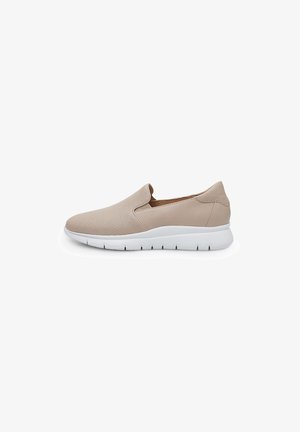 Beżowy slip-on z siateczkową cholewką, gładkimi skórzanymi akcentami i białą gumową podeszwą z teksturowanym uchwytem.