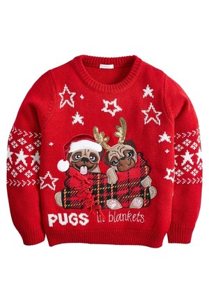 Czerwony świąteczny sweter z dwoma haftowanymi mopsami owiniętymi w kraciasty koc, jeden w czapce Świętego Mikołaja, drugi z rogami renifera, otoczonymi białymi gwiazdkami.