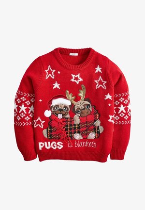 Pull de Noël rouge avec deux carlins brodés enveloppés dans une couverture à carreaux, l'un portant un chapeau de Père Noël, l'autre des bois de renne, entourés d'étoiles blanches.