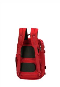 Červený batoh s polstrovaným síťovaným zadním dílem, nastavitelnými popruhy, několika kapsami a plastovými kováním. Odolná tkanina s hladkým povrchem.