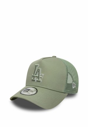 Gorra de béisbol ajustable de malla color verde oliva con el logo "LA" bordado en la parte delantera y pegatina de la marca New Era en la visera curva.