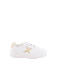 Zapatilla blanca con detalles dorados, con una parte superior de cuero liso, puntera perforada, cierre de cordones y suela de goma sólida.