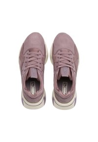 Lila mockaskor för träning med en lätt design, som har matchande snörning, vadderade sulor och diskret varumärke på plösen.