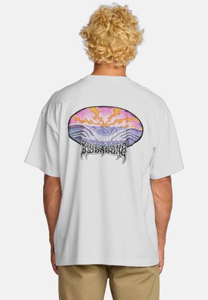 Camiseta de algodón blanca con un gran gráfico colorido en la parte posterior que presenta ondas abstractas en rosa, púrpura y azul, rodeadas de acentos negros.