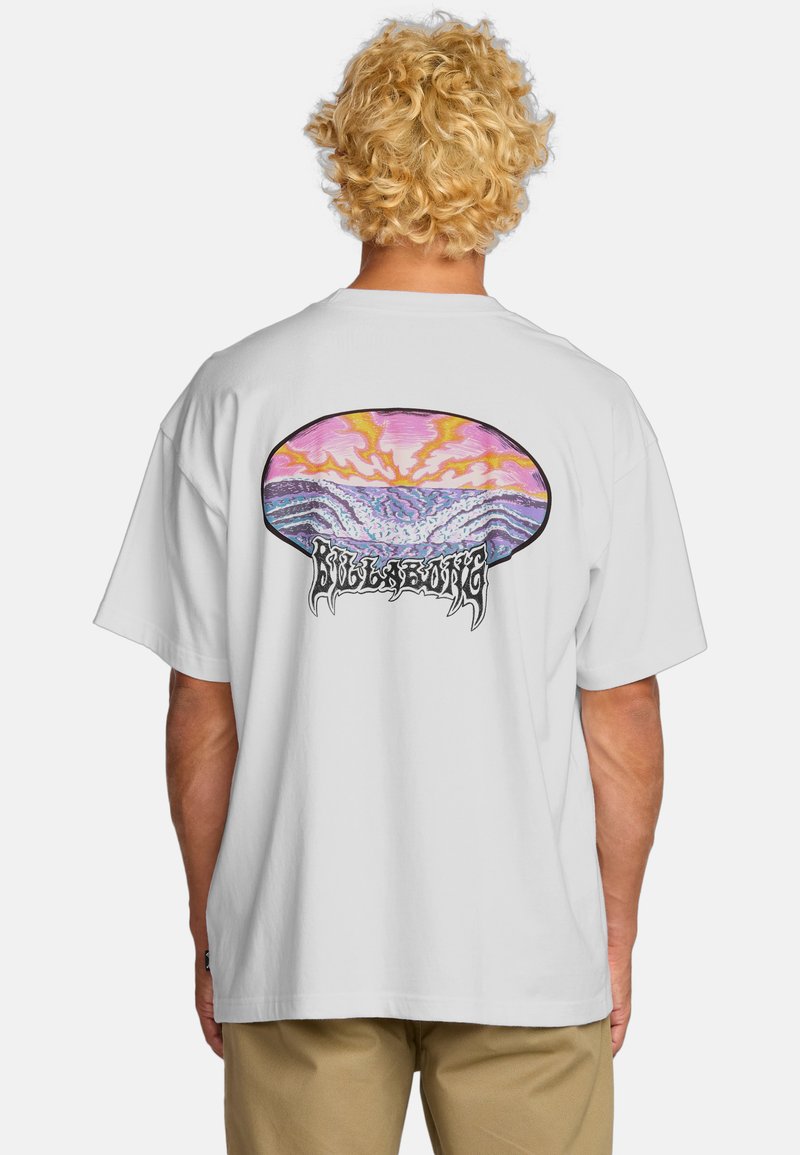 Camiseta de algodón blanca con un gran gráfico colorido en la parte posterior que presenta ondas abstractas en rosa, púrpura y azul, rodeadas de acentos negros.