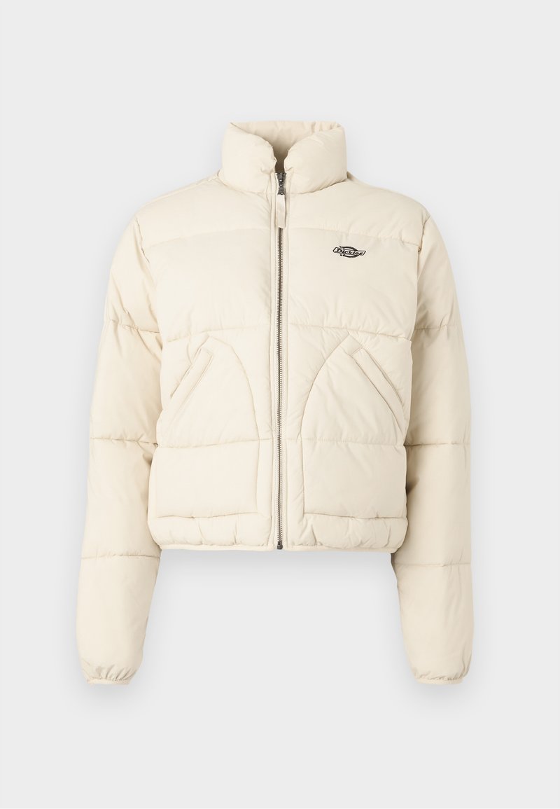 Veste doudoune raccourcie en crème, avec un col montant, une fermeture éclair à l'avant et deux poches latérales, ornée d'un logo brodé sur la poitrine.