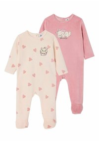 Zwei Babystrampler: einer hellrosa mit Herzmuster und einem Katzenmotiv, der andere einfarbig rosa. Weicher Stoff, lange Ärmel, runde Ausschnitte.