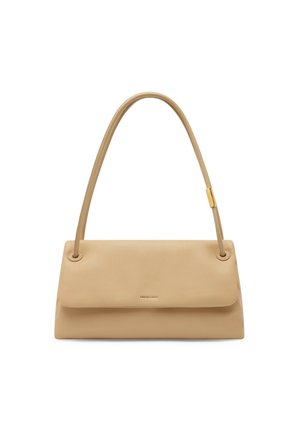 Sac à épaule en cuir beige avec une poignée courbée, une fermeture à rabat et un petit logo de marque doré au centre avant.