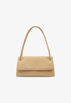 Béžová kožená kabelka přes rameno s obloukovým úchytem, zapínáním na klopnu a malým zlatým logem značky uprostřed přední strany.