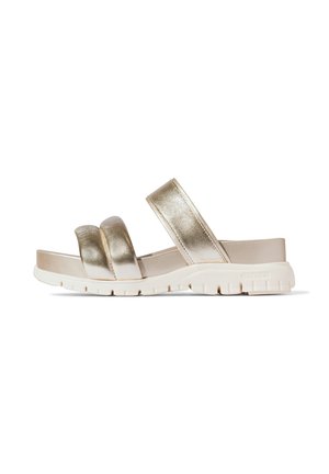 Metaliske guld slidesandaler med to brede remme, en formet sål og en let gummisål med lave riller til greb.