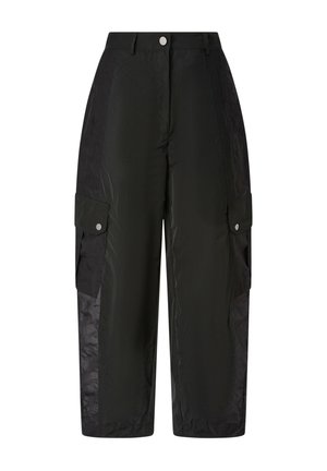 Μαύροι cargo παντελόνες με ψηλή μέση και φαρδιά πόδια, κλείσιμο μπροστά με κουμπί και φερμουάρ, καθώς και τσέπες με καπάκι και κουμπιά σούστες σε κάθε μηρό.