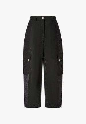 Črne cargo hlače z visokim pasom, širokimi hlačnicami, sprednjo zapenjanje na gumbe in zadrgo ter žepi z zavihkom in zatiči na vsaki stegni.