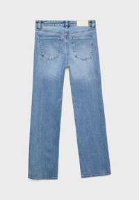 Jean droit bleu clair en denim, doté de deux poches arrière, d'une taille surpiquée et d'une texture légèrement délavée.