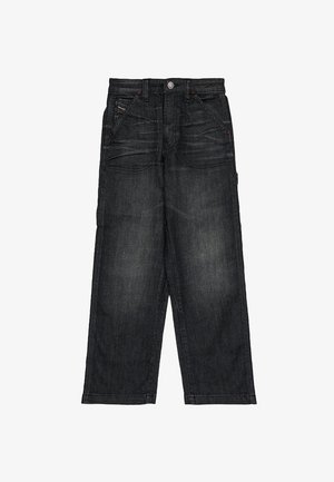 Donker gewassen spijkerbroek met een recht model, vijf zakken en rode stikselaccenten. Voorzien van een klassieke metalen knoop en ritssluiting.