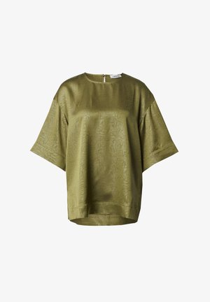Losse olijfgroene blouse met korte mouwen en subtiele bloemtextuur, ronde halslijn en knoopsluiting aan de achterkant.