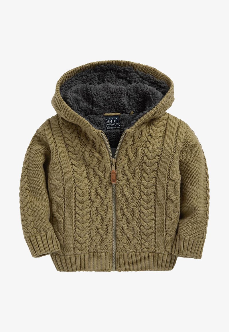 Sweater zippé khaki avec capuche, présentant un design en maille à câbles et une doublure en fourrure texturée. Poignets et ourlet côtelés pour un ajustement confortable.