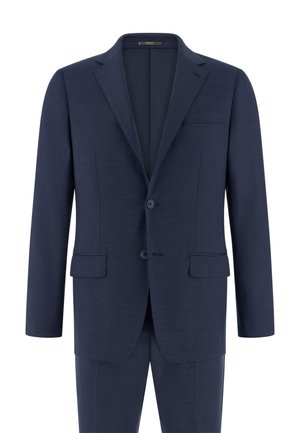 Giacca da uomo blu navy a due bottoni con revers a lancia, tasche con pattina, taschino sul petto e pantaloni abbinati.