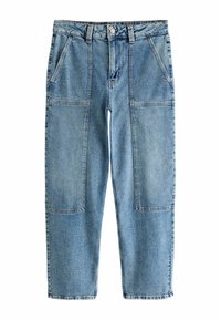 A kék farmernadrág egyenes szabású, két nagy elülső zsebbel és gombos záródással rendelkezik a deréknál, övpántokkal.