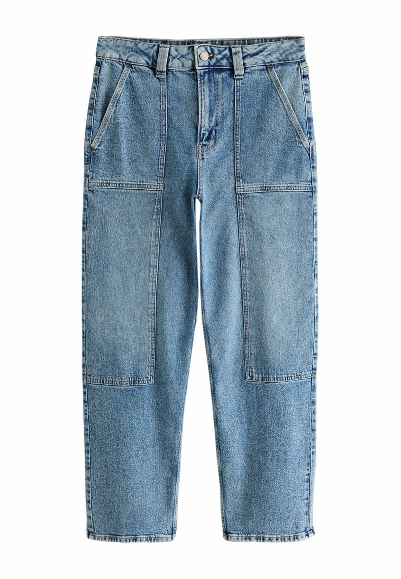 A kék farmernadrág egyenes szabású, két nagy elülső zsebbel és gombos záródással rendelkezik a deréknál, övpántokkal.