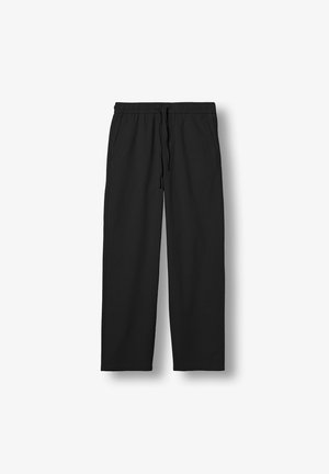 Fekete gumis derékrészű nadrág, zsinóros megkötéssel és oldalzsebekkel, egyenes szabású szárak, egyszínű fehér háttéren bemutatva.