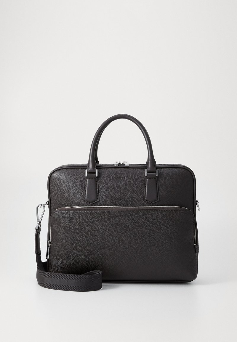 Sort læder laptop taske med pebret tekstur, top håndtag, aftagelig skulderrem, frontlynlås lomme og sølv hardware detaljer.